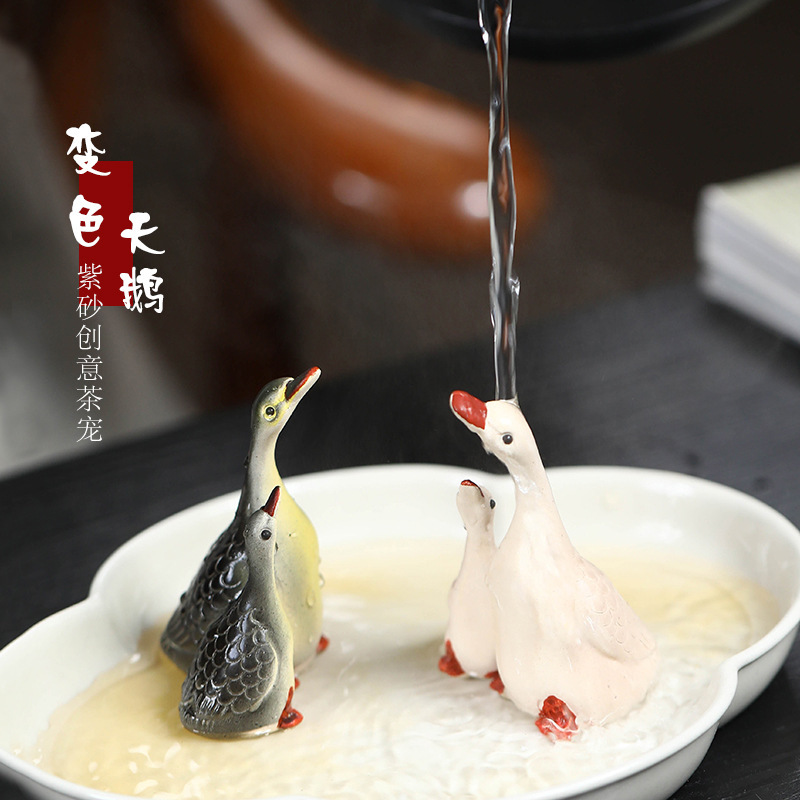 Vật nuôi trà cát tím Yixing đổi màu thiên nga điêu khắc thủ công Bộ trà đồ trang trí khay trà có thể nuôi cặp đôi ngỗng bán buôn gốm sứ