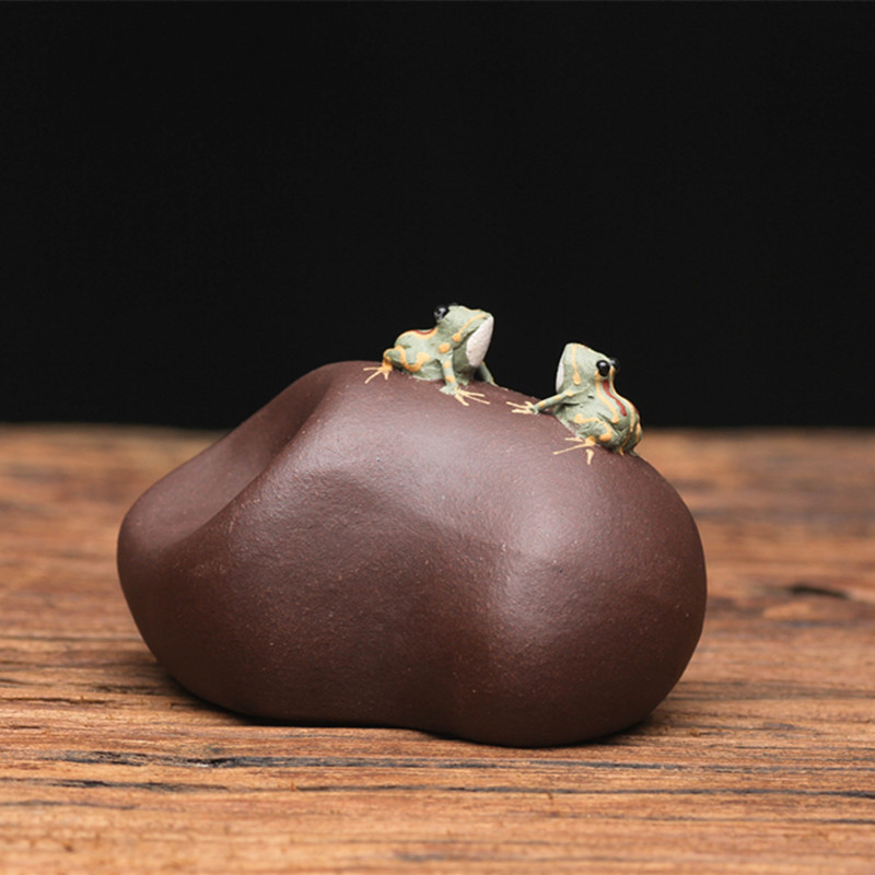 Vật nuôi trà cát tím phun nước Ếch Đá Đôi phun nước Bộ trà đồ trang trí sáng tạo tác phẩm điêu khắc bán buôn quặng thô chính hãng Yixing
