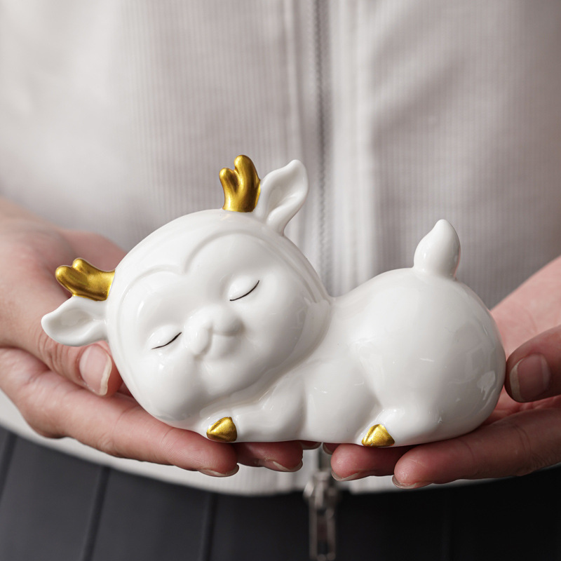 Đồ trang trí gốm sứ sáng tạo kho báu hươu bàn làm việc lối vào phòng khách gia dụng hoạt hình hươu đồ thủ công trang trí xe hơi