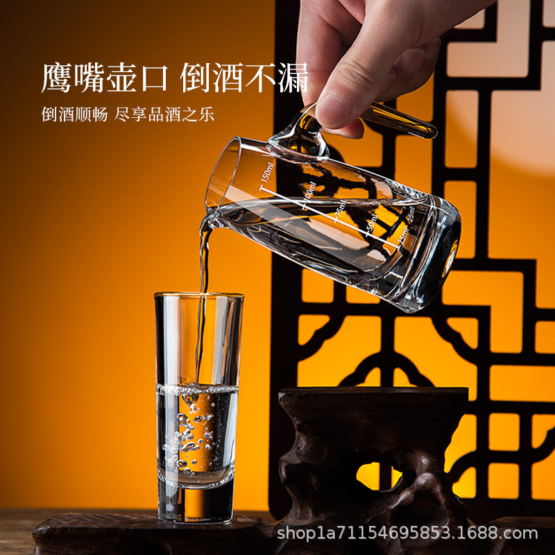 Bộ cốc và bình đựng rượu bằng thủy tinh dày kiểu Trung Quốc sáng tạo, dùng trong nhà, dùng để tiếp khách, gồm 0.05kg cốc, cốc Wilder có chi tiết vàng.