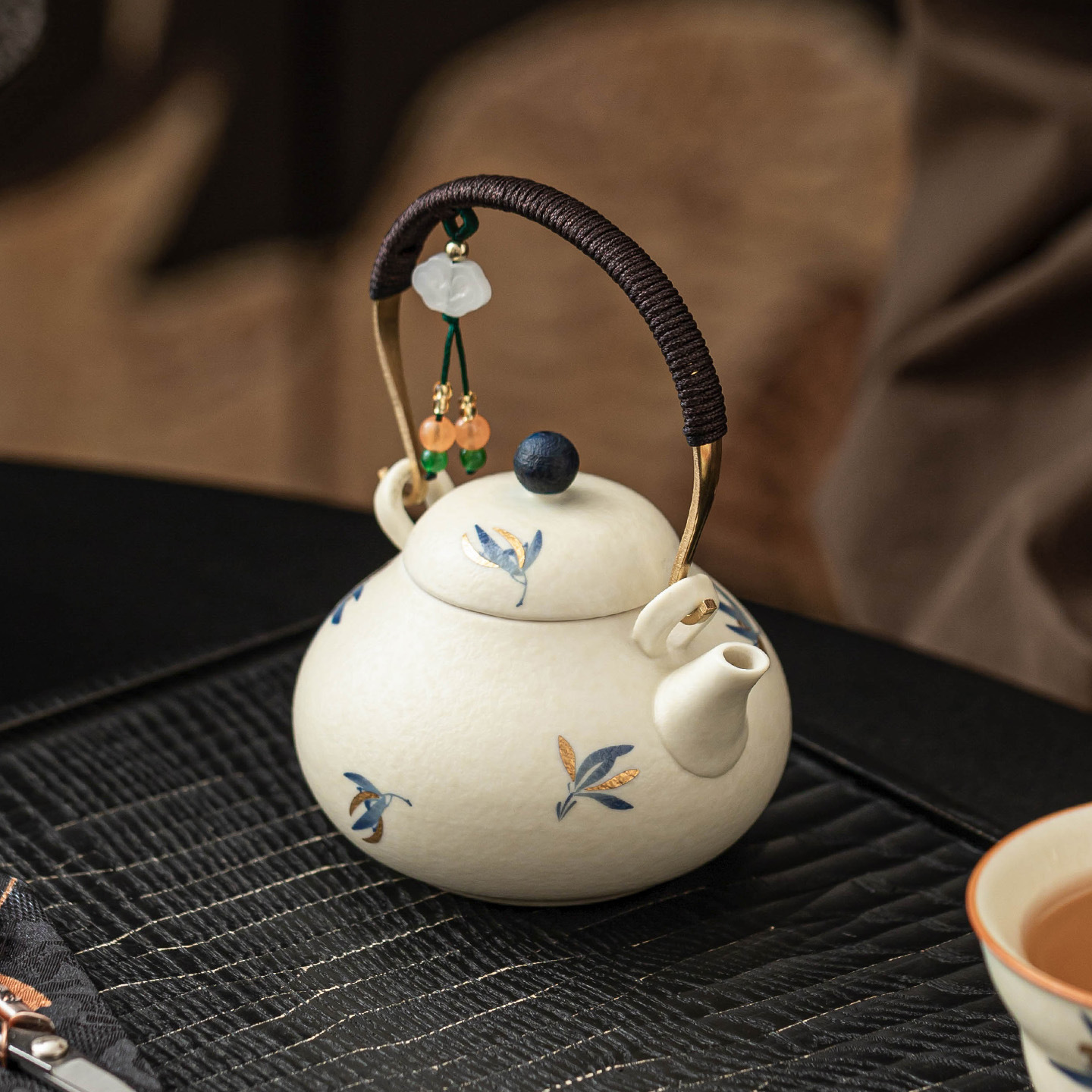 Ấm trà lan hồ điệp vàng vẽ màu trắng mỏ đá ấm trà gốm sứ cao cấp gia dụng ấm trà nhỏ trang nhã ấm đơn