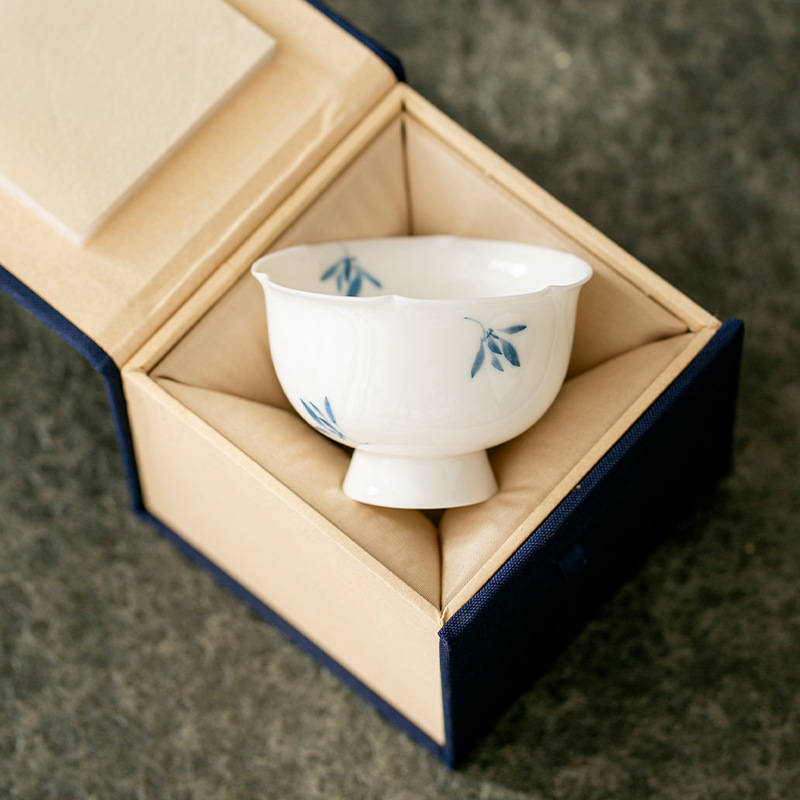 Vẽ tay hoa lan sứ trắng cốc chủ nhân cốc gốm sứ đơn cốc miệng hướng dương cốc trà gia dụng bộ trà Kung Fu tách trà bán buôn
