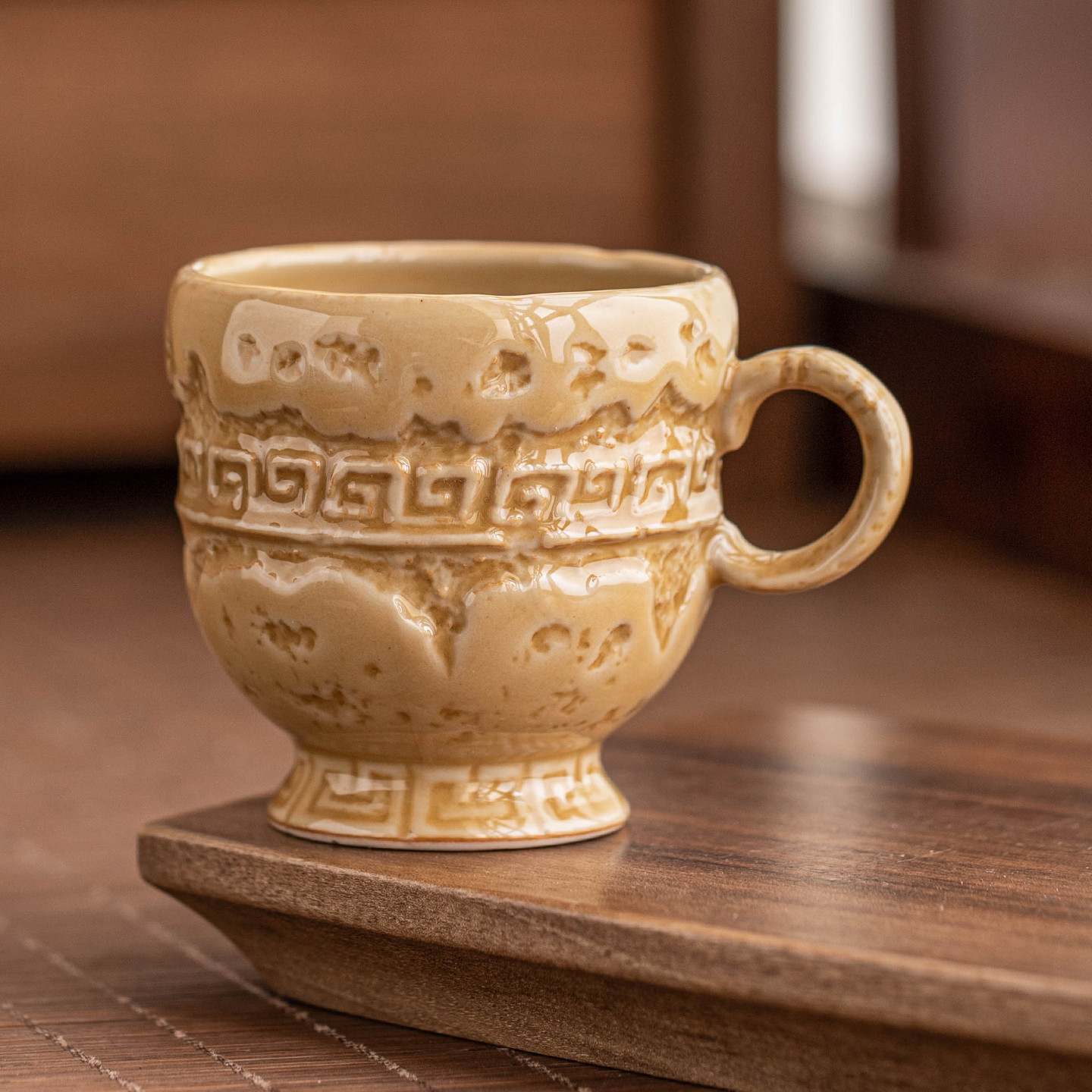 Nhà máy Yue Kiln Celadon Master Cup Bộ ấm trà gốm sứ cổ điển Kung Fu Cup Teacup Gold Rhyme Cao Chân Cốc Trà