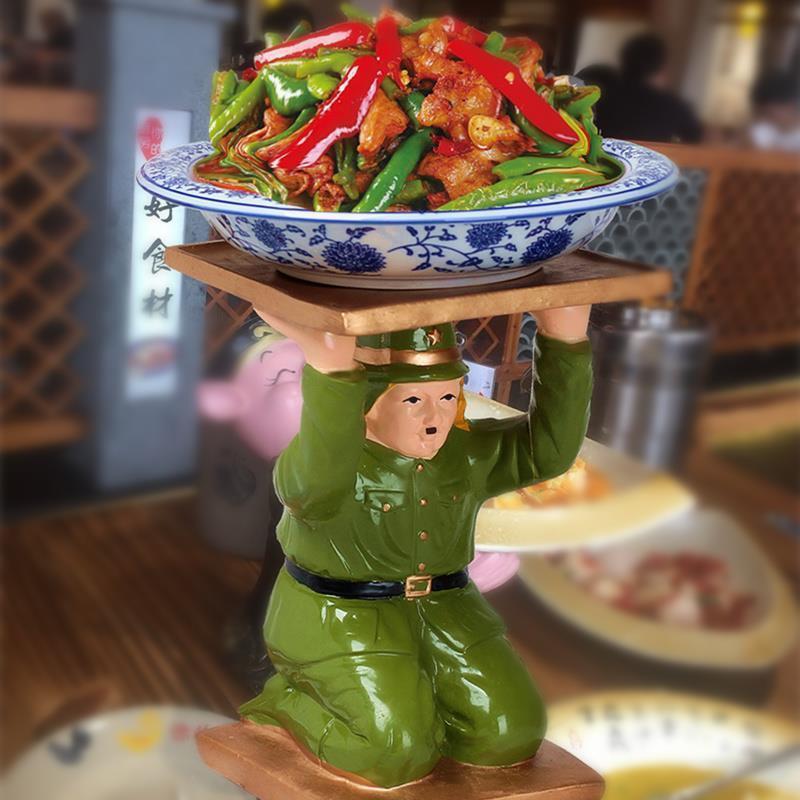 Khách sạn nổi tiếng trên mạng, nhà hàng chủ đề bàn, quỷ nhỏ Nhật Bản đầu hàng, quỳ xuống phục vụ món ăn, bộ đồ ăn, khay khách sạn