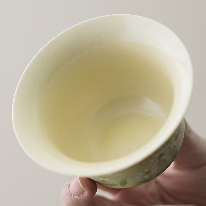 Bộ ấm chén trà gốm sứ phong cách hiện đại đơn giản, kiểu dáng Ins, họa tiết hoa cúc vẽ tay dưới men, kiểu dáng chén phủ men.