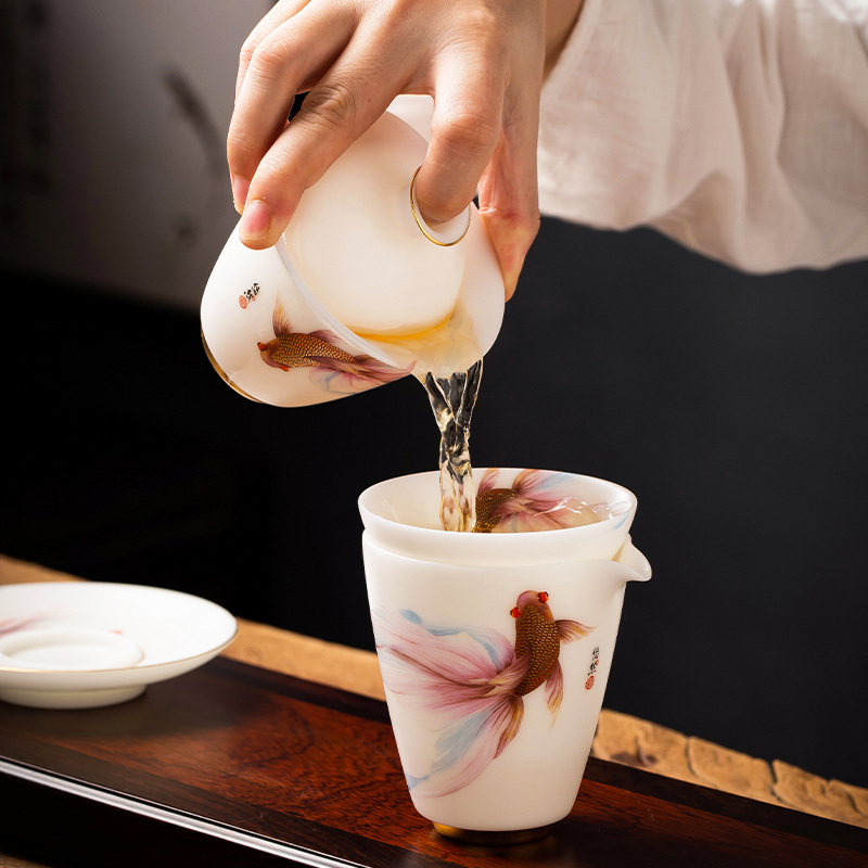 Bộ ấm chén trà võ thuật cao cấp của bậc thầy Hoàng Tứ Đông, làm từ sứ trắng ngọc bích, thích hợp làm quà tặng sang trọng cho văn phòng.