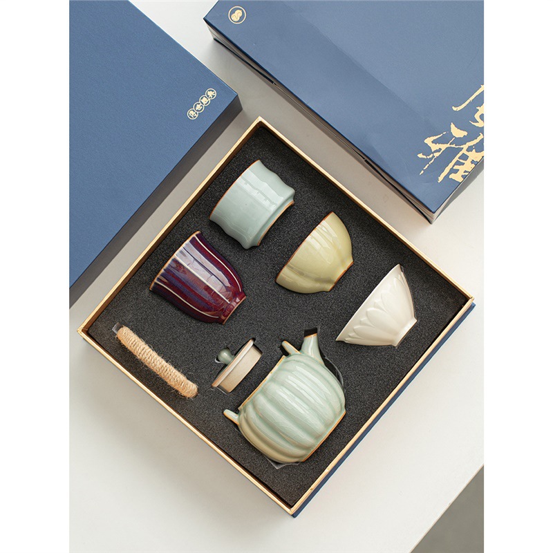 Bộ ấm trà năm lò nung nổi tiếng trong Bảo tàng Cung điện