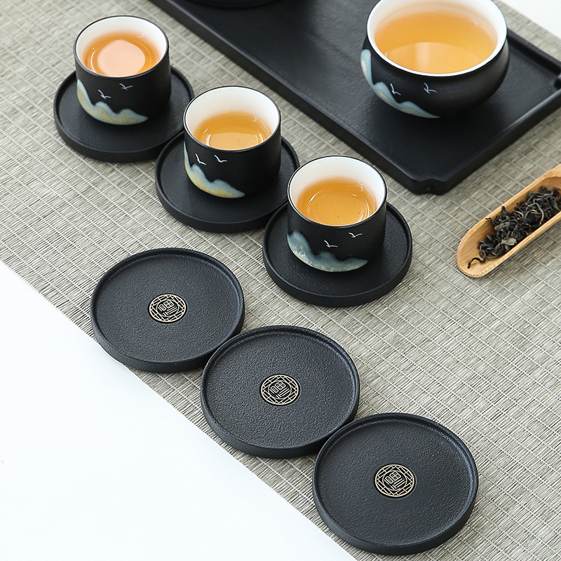 Đế cốc trà gốm đen Đế cốc trà đạo Kung Fu gốm thô sáng tạo đế cốc trà cách nhiệt nguyên khối Phụ kiện Khay trà Kung Fu