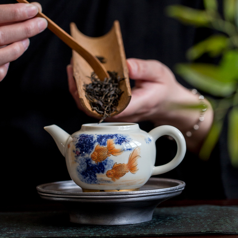 Ấm trà Ruyi bằng gốm sứ phong phú hơn cả ấm trà phong cách Trung Quốc tráng men cá vàng xanh và trắng cổ