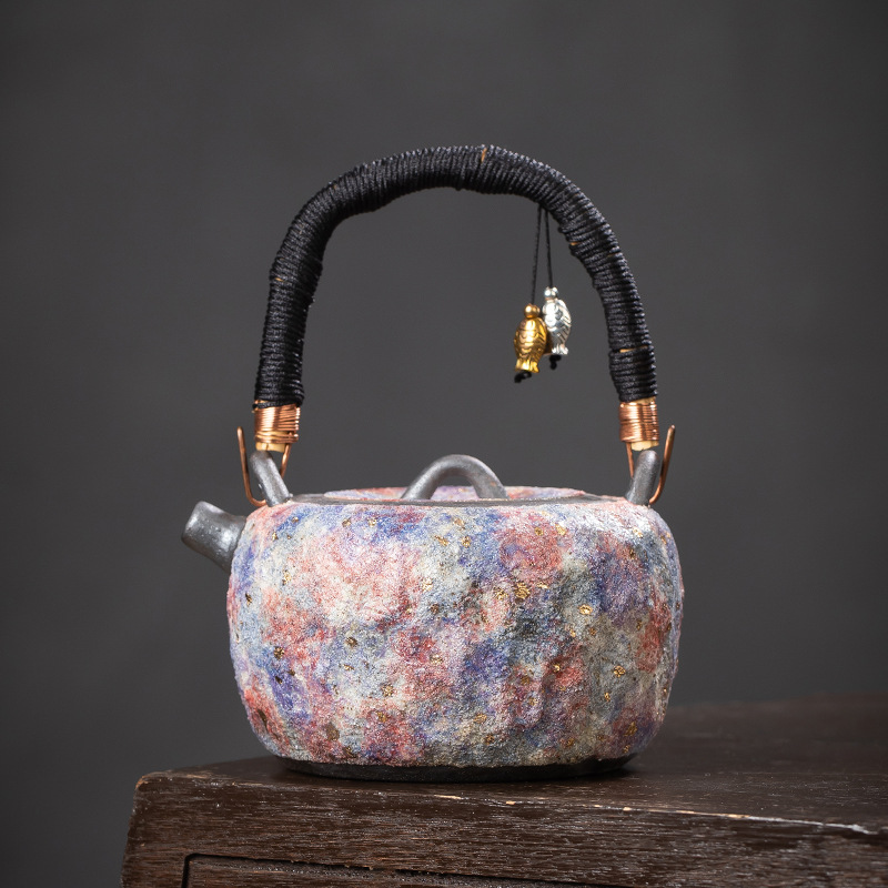 Ấm trà đất sét của Lin Peifu, được làm thủ công hoàn toàn với tay cầm, dùng để pha trà, đun than, đun nước và hâm nóng trà.