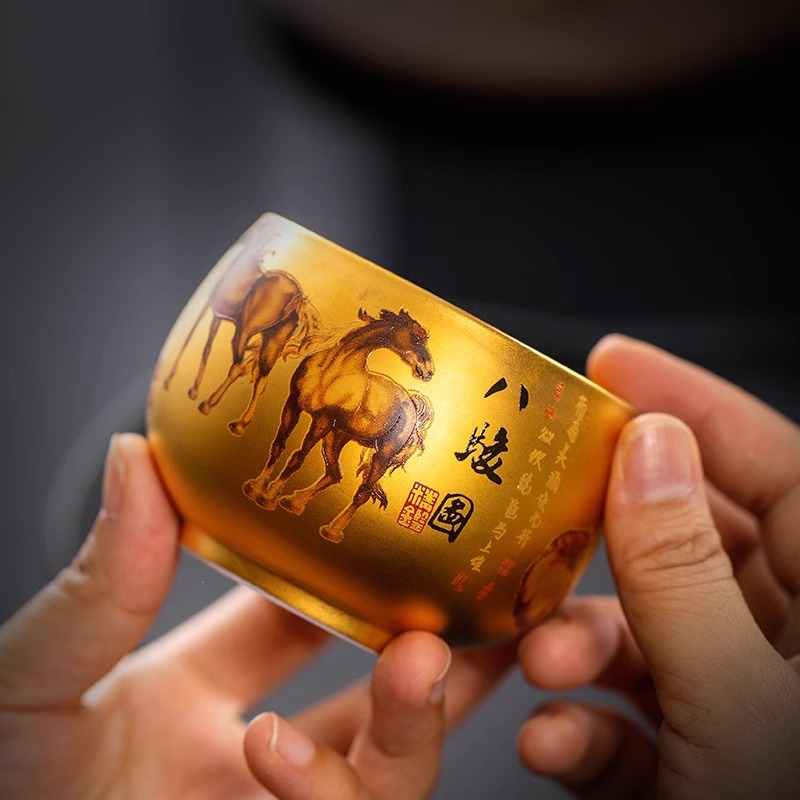 Chén trà của chủ nhân gốm sứ mạ vàng hình ảnh tám con ngựa của đất nước