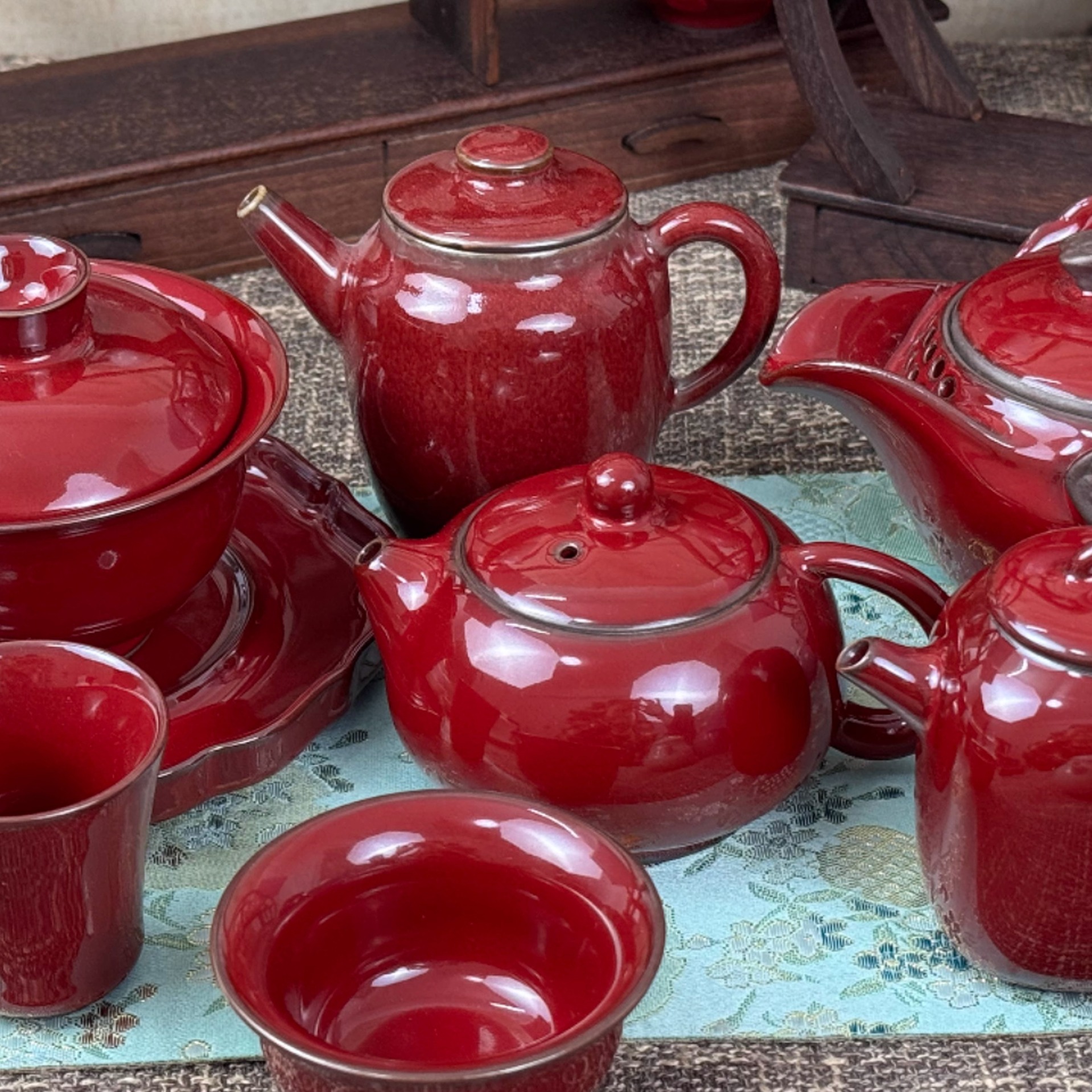 Dòng sản phẩm màu đỏ Tử Cấm Thành của Zhuang Chui Ren: Nhiều loại ấm trà, tách trà và bát cầm tay khác nhau làm quà lưu niệm với bộ ấm trà Lang đỏ Tử Cấm Thành có khung sắt và đất sét.