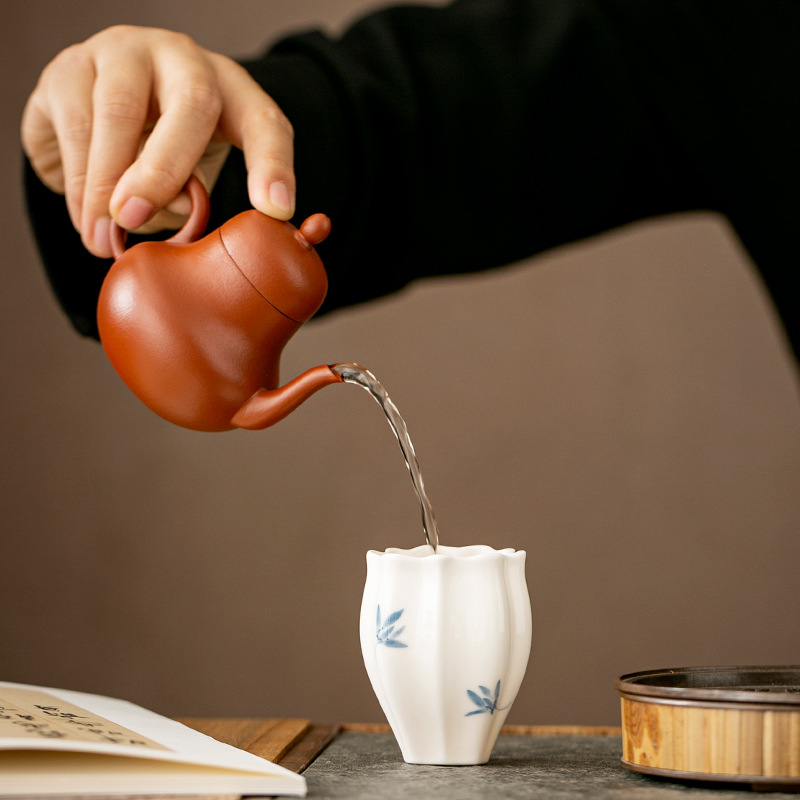 Gốm sứ tinh khiết vẽ tay bướm lan chủ nhân cốc trà sứ trắng cốc trà sứ trắng sáng tạo gia dụng bán buôn cốc trà