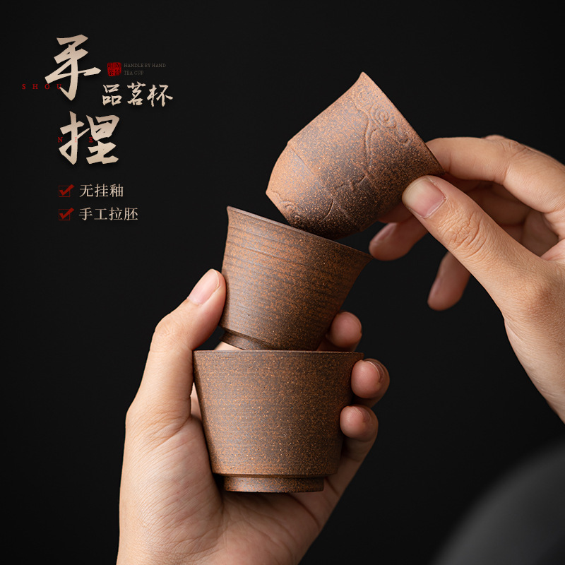 Cốc có mùi thơm từ bùn đá nhào bằng tay