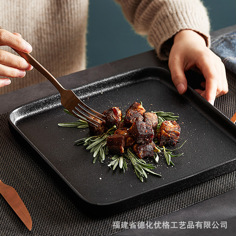 Đĩa bít tết tráng men mờ pha lê đen Bộ dao nĩa đồ ăn phương Tây Đĩa bít tết sáng tạo kiểu Nhật Bản gia dụng Đĩa phẳng Bộ đồ ăn khách sạn