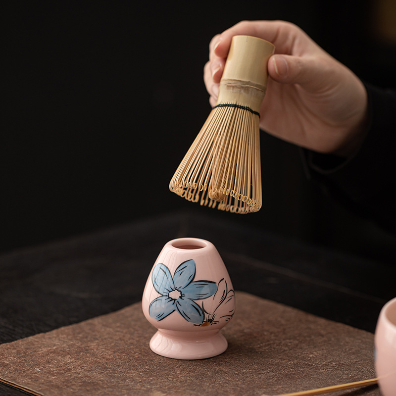 Bộ 4 bát trà matcha gốm sứ màu hồng đào, kèm dụng cụ đánh trà và muỗng trà, phụ kiện trà đạo Nhật Bản