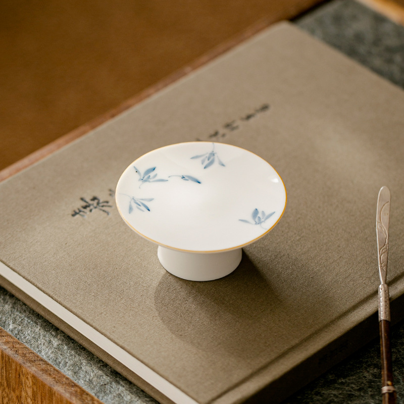 Hoa lan bướm sứ trắng vẽ tay tinh khiết nắp chân cao nắp gốm đệm trà gia dụng phụ kiện trang trí trà đạo Kung Fu