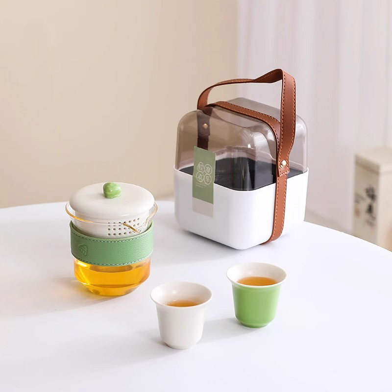 Bộ trà du lịch ngoài trời bằng kính mẫu mới 2025 cốc khách nhanh cầm tay một ấm hai cốc cốc trà Kung Fu ấm trà gốm sứ