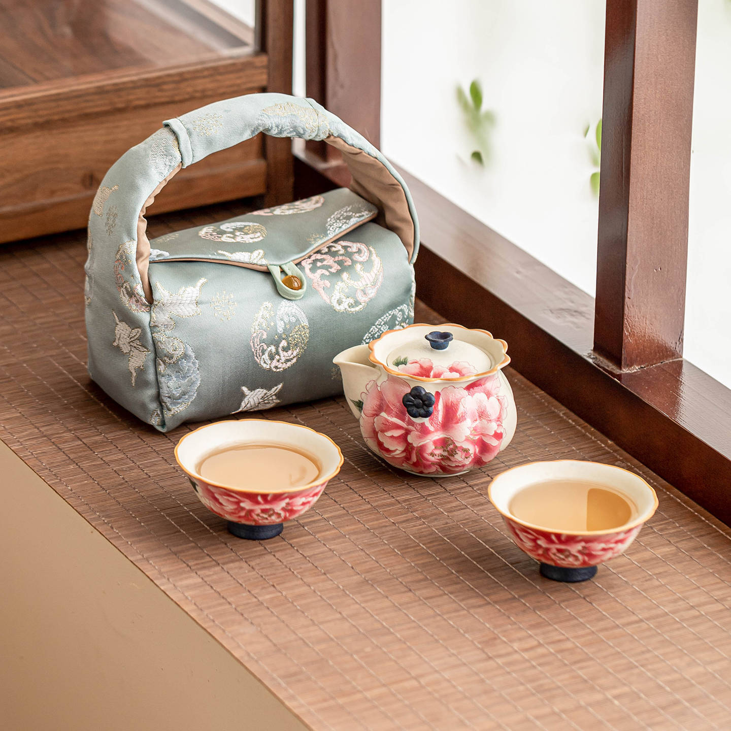 Đá mỏ hoa trắng miệng cầm tay bộ cốc chủ nhân một bình hai cốc hoa mẫu đơn vàng bộ trà nữ gốm sứ chống bỏng tay