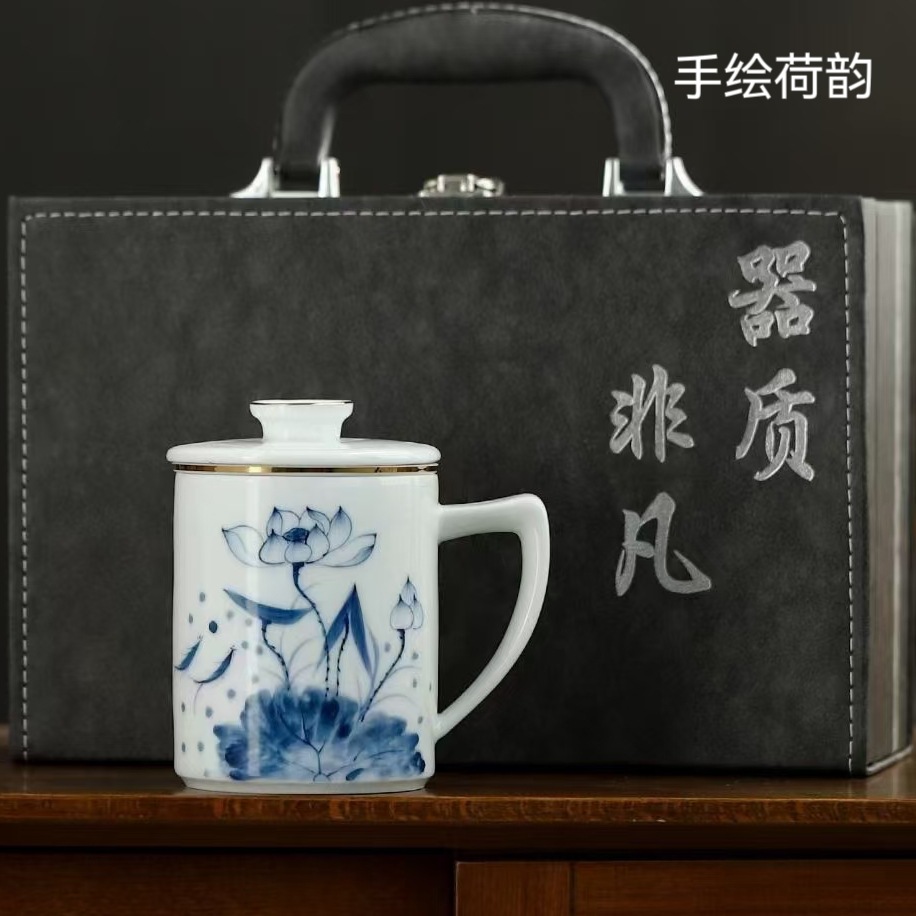 Cốc nước gốm có nắp, cốc trà sứ trắng xanh, cốc văn phòng vẽ tay cá nhân, quà tặng thiết thực