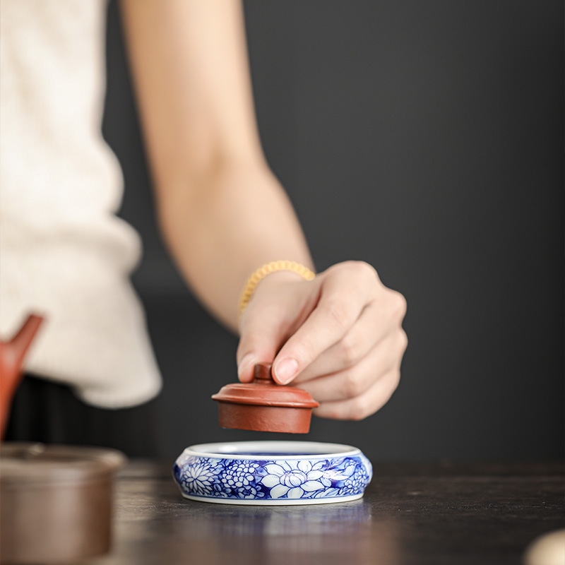Bộ ấm trà sứ trắng xanh có nắp hoa, giá đỡ bình gốm cổ, giá đỡ nắp tròn, đế lót ly trà, bộ ấm trà, phụ kiện trà đạo