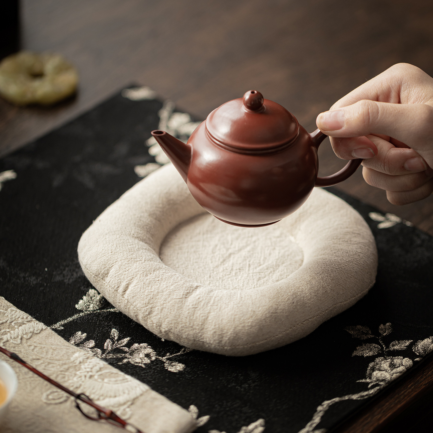 Khăn trải trà gia dụng bằng vải gấm thêu hoa mai, đệm ấm trà cờ trà, đệm bọt khô cách nhiệt chống bỏng, phụ kiện trà đạo