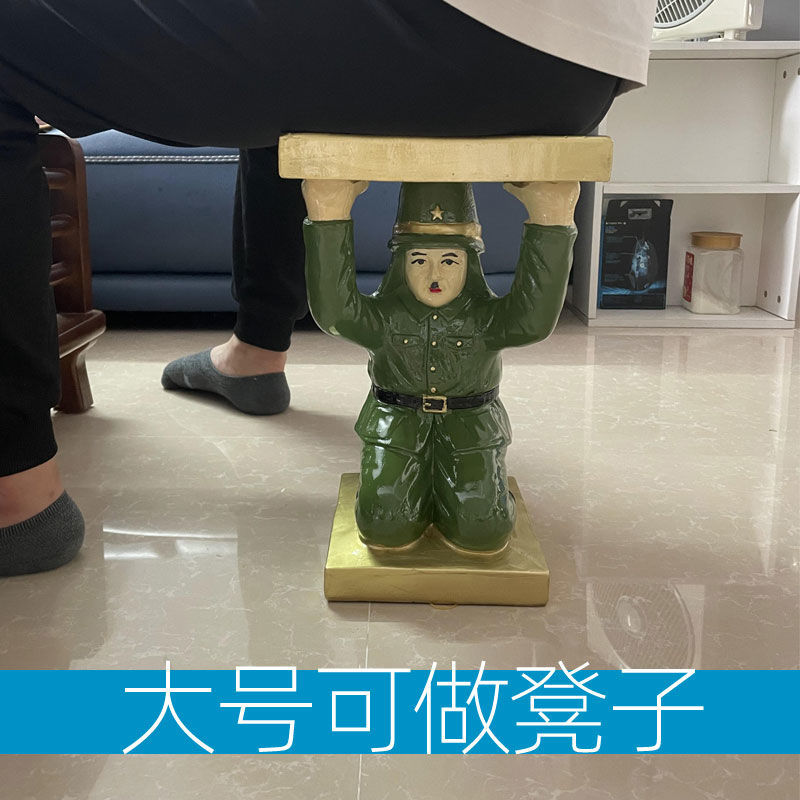 Khách sạn nổi tiếng trên mạng, nhà hàng chủ đề bàn, quỷ nhỏ Nhật Bản đầu hàng, quỳ xuống phục vụ món ăn, bộ đồ ăn, khay khách sạn