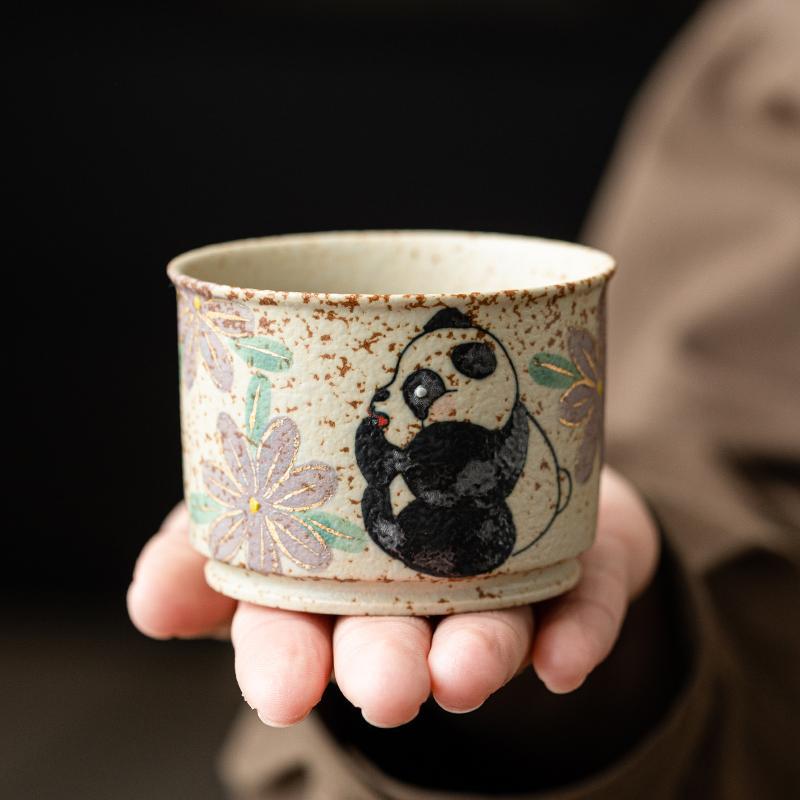 Cốc chủ nhân gốm sứ đỏ đá lửa trắng chạm khắc vàng gấu trúc vẽ tay hoa cúc cốc tròn cốc trà lớn gia dụng