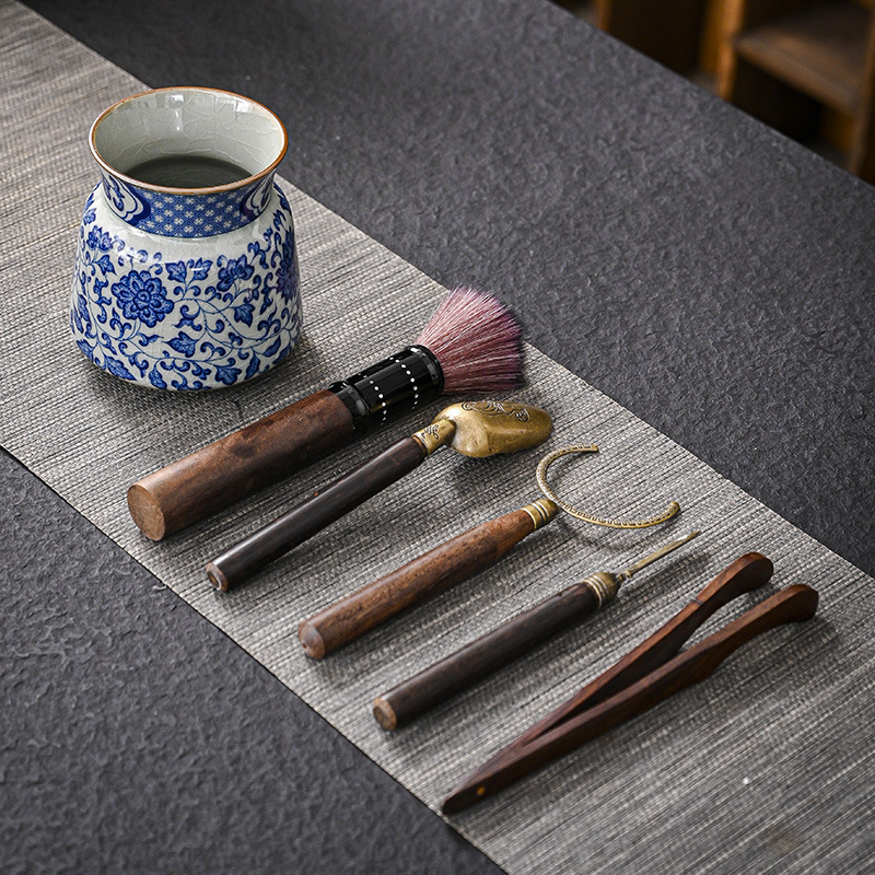 Trà đạo sứ trắng xanh sáu quý ông bộ dụng cụ trà Kung Fu phụ kiện bộ tranh phong cảnh dụng cụ pha trà gốm sứ kẹp dao pha trà