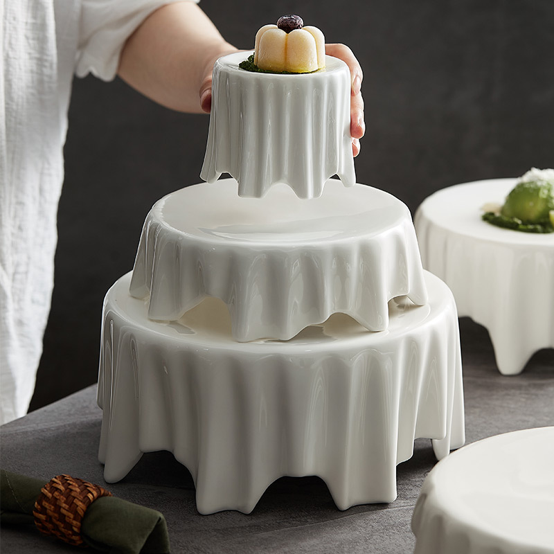 Đĩa cao gốm sứ, đồ ăn nghệ thuật, đồ ăn, đồ ăn, nhà hàng khách sạn, đồ ăn phương Tây bất quy tắc, đĩa trắng, hình tròn