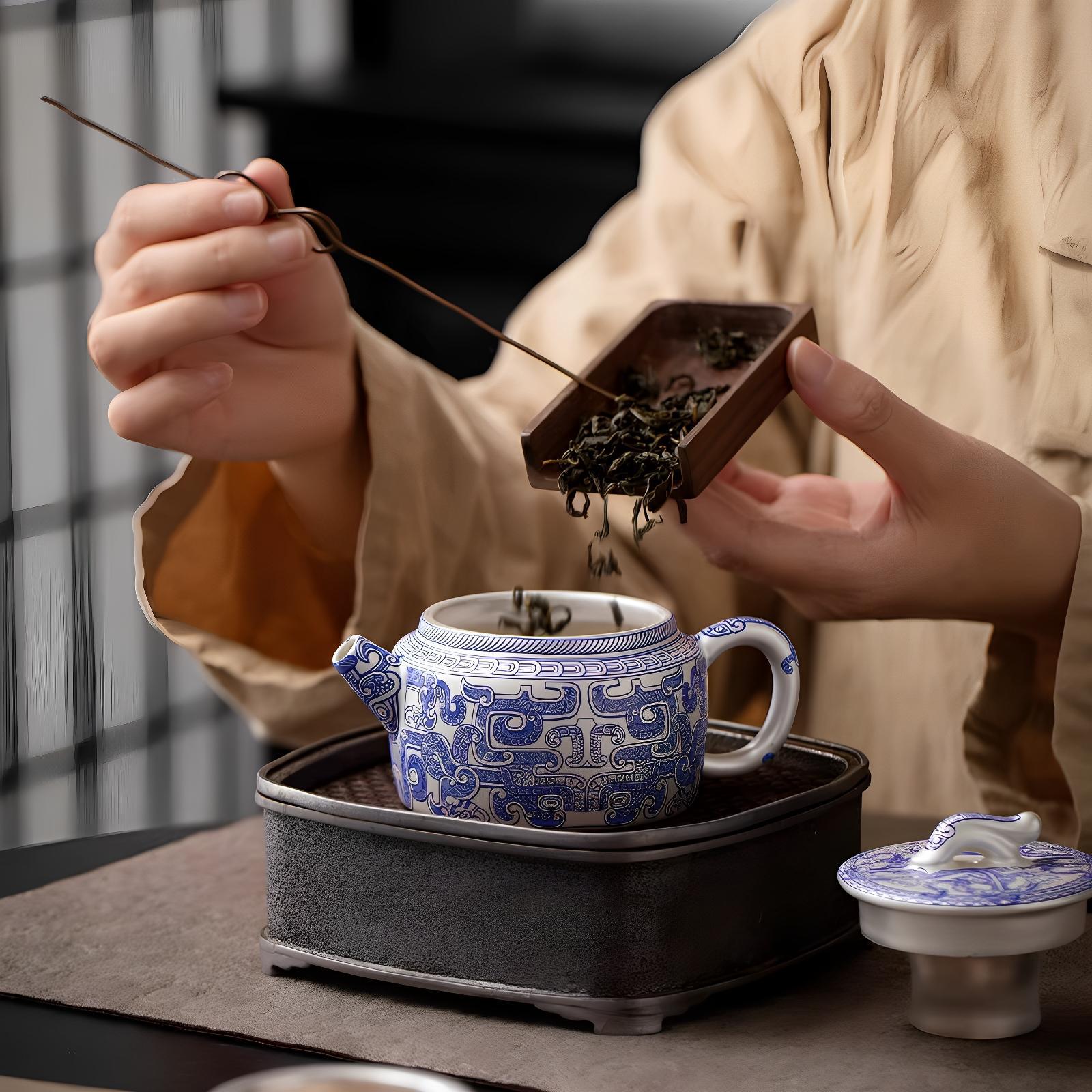 Bộ ấm chén trà mới cao cấp phong cách nhẹ nhàng, màu xanh trắng, tráng bạc, chất liệu gốm sứ cao cấp, tinh xảo, dùng trong gia đình.