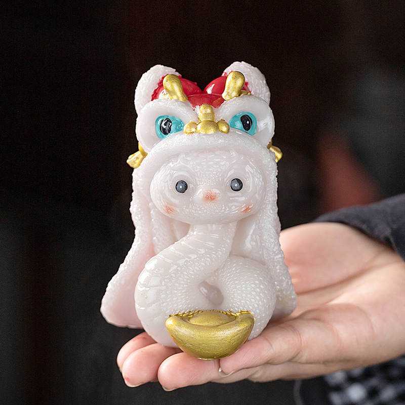 Đồ trang trí đồ trang trí thú cưng trà màu năm mới của sư tử và rắn năm mới sang trọng trẻ trung dễ thương 2025 rắn sáng tạo quà lưu niệm mười hai cung hoàng đạo