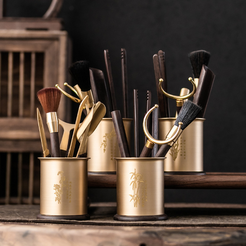 Bộ dụng cụ trà đạo bằng đồng và gỗ gồm sáu món: kẹp trà, muỗng trà, phụ kiện bằng gỗ mun, bộ trà kung fu nghệ thuật pha trà, bút bảo dưỡng ấm trà, phụ kiện trà.