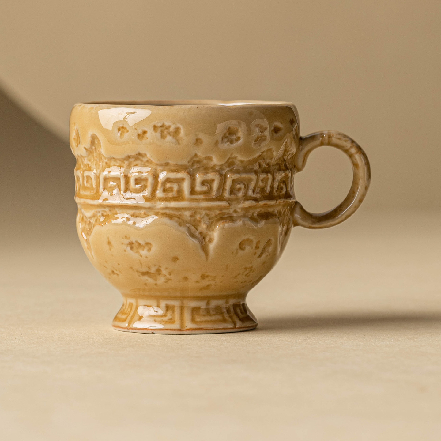 Nhà máy Yue Kiln Celadon Master Cup Bộ ấm trà gốm sứ cổ điển Kung Fu Cup Teacup Gold Rhyme Cao Chân Cốc Trà