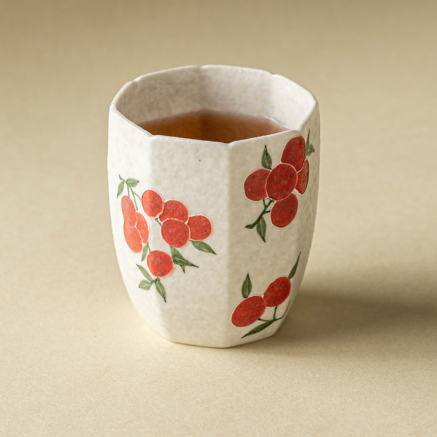 Nhà máy đá mỏ cốc cao sáu bên màu trắng vẽ tay đống chạm khắc cốc trà anh đào gốm sứ tinh xảo cốc chủ nhân bộ trà cá nhân