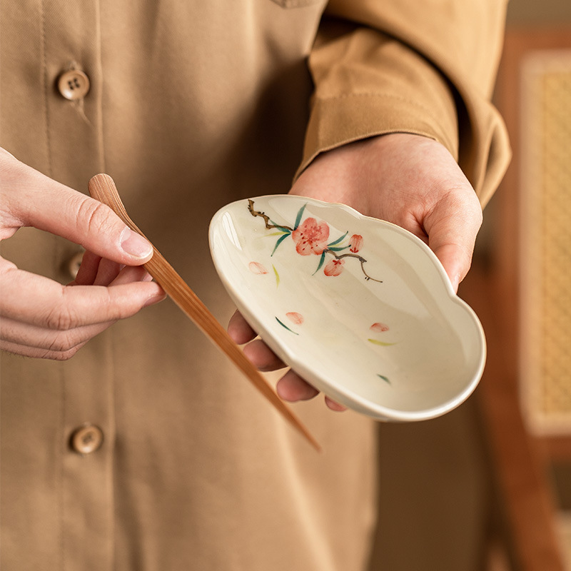 Nhà máy vẽ tay hoa đào, trà hoa sen gốm sứ, phụ kiện trà đạo hai mảnh, dụng cụ lấy trà, thưởng thức trà, trà tỉnh