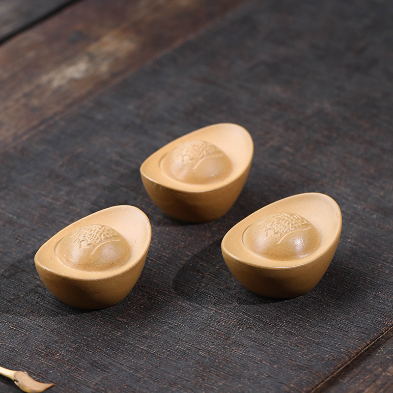 Đồ trang trí Yuanbao vật nuôi trà cát tím Yixing phần vàng bộ trà thủ công bàn trà tay chơi trà tay cầm chơi đồ thủ công bán buôn