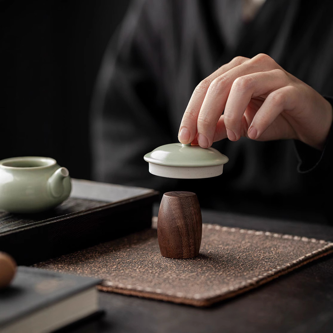 Nắp ấm trà gỗ nguyên khối gỗ óc chó đen có nắp đậy cao cấp kiểu trống cổ điển giá đỡ cốc phụ kiện bộ trà