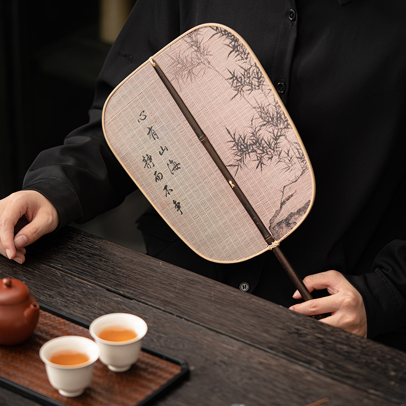 Quạt nhỏ satin đan tre thủ công quạt lớn Quạt tre Trung Quốc sơn mài lớn quạt đuôi quạt tre dày Quạt Gỗ Xanh