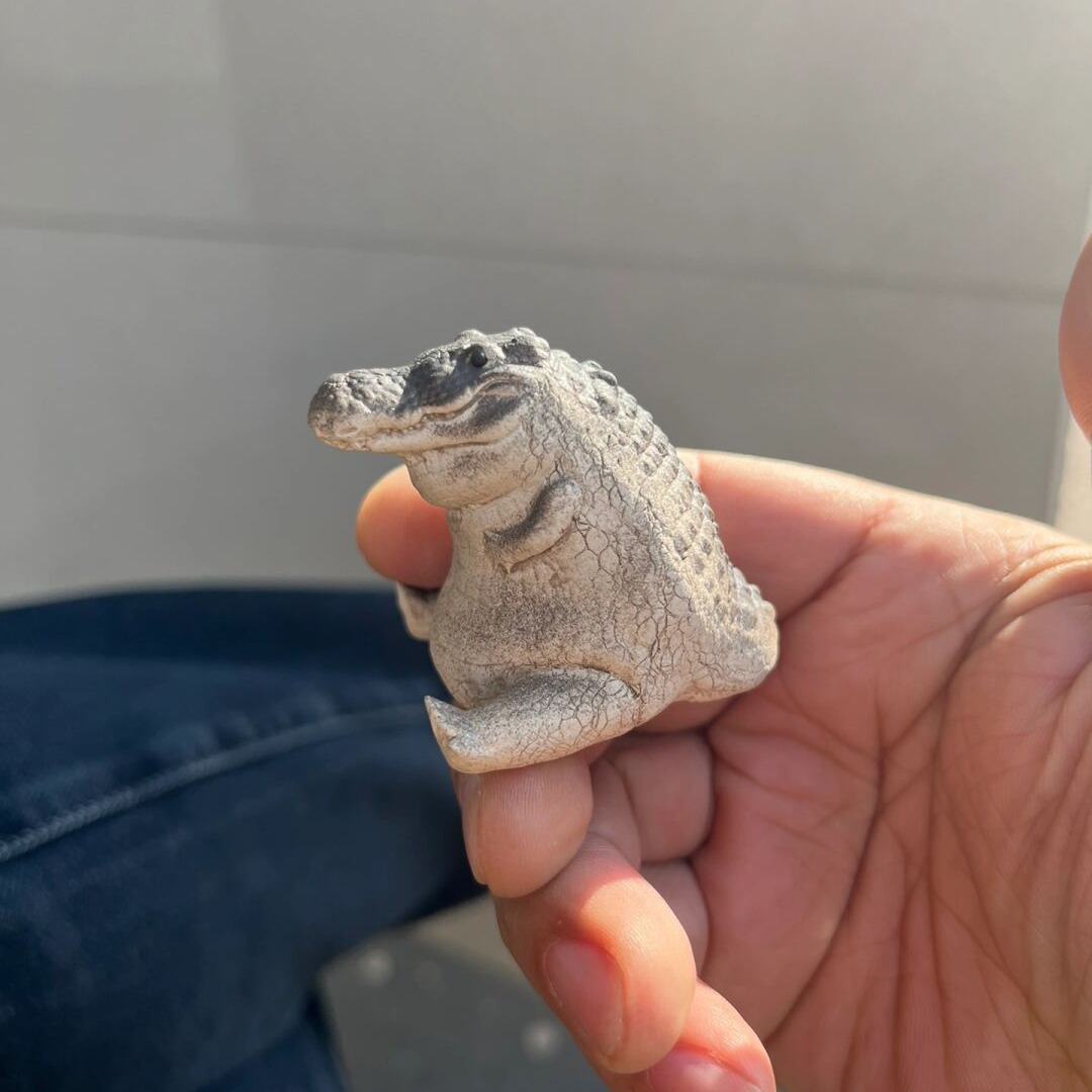 Bán buôn vật nuôi trà cát tím Nghi Hưng đồ trang trí thủ công cá sấu bé có thể nuôi trà may mắn chơi bàn trà trang trí bàn trà