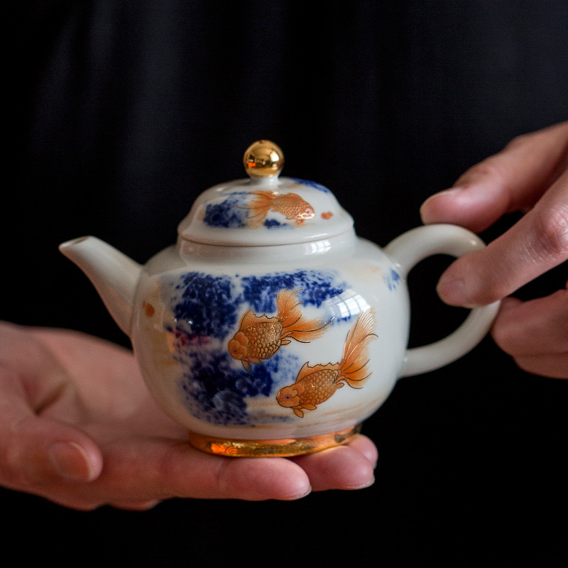 Ấm trà Ruyi bằng gốm sứ phong phú hơn cả ấm trà phong cách Trung Quốc tráng men cá vàng xanh và trắng cổ