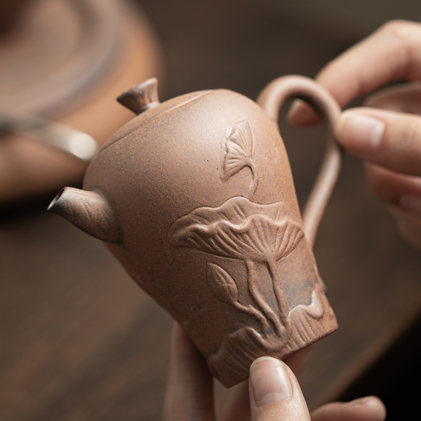 Ấm đun hoa sen uốn cong bùn đá cũ gốm thô dụng cụ pha trà kungfu cổ điển kiểu Trung Quốc gia dụng ấm pha trà chống bỏng dùng cá nhân