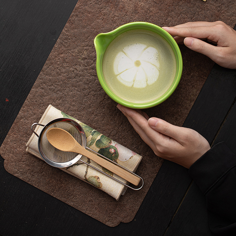 Bộ trà matcha kiểu Nhật gồm 8 món, trong đó có bộ ấm chén gốm sứ nung lò, kèm lưới lọc.