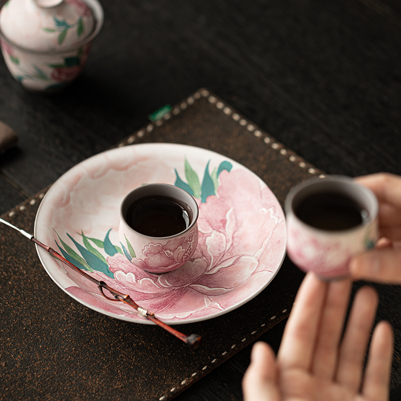 Khay trà gốm sứ Trung Quốc, ấm trà, tách trà, đệm cách nhiệt, họa tiết hoa mẫu đơn, phong cách cổ điển, chất liệu đất sét, trang điểm nhẹ nhàng, vẽ tay.