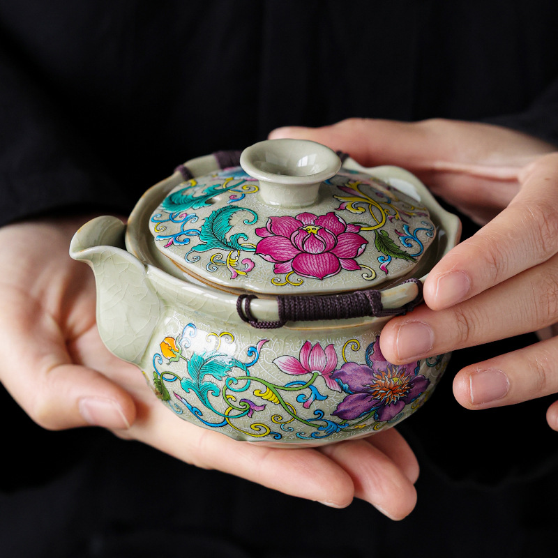 Bộ ấm trà du lịch di động với bình đất sét và hai cốc để cắm trại ngoài trời, cốc uống nhanh cho một người.