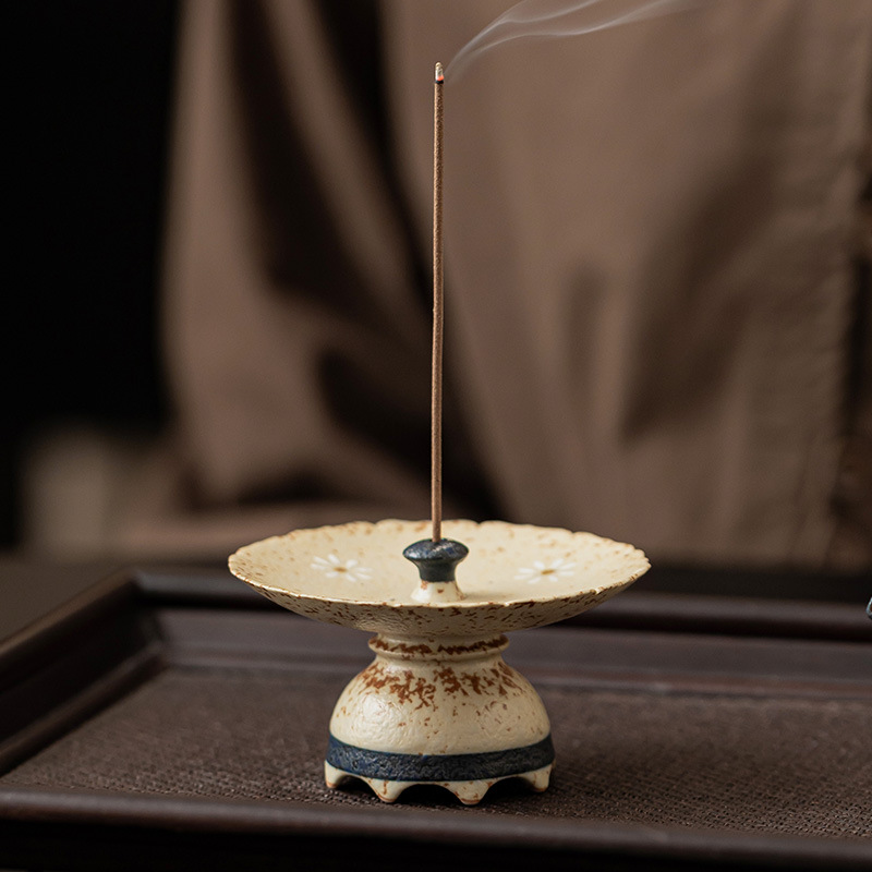 Đế lư hương bằng sứ đỏ màu xanh và trắng chạm khắc vàng vẽ tay ổ cắm hoa cúc nhỏ phụ kiện trà đạo chống tro trong nhà