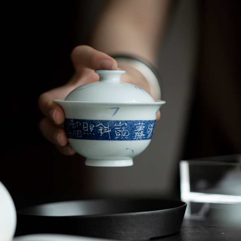 Bát vẽ tay tráng men màu xanh lam trong phòng trà