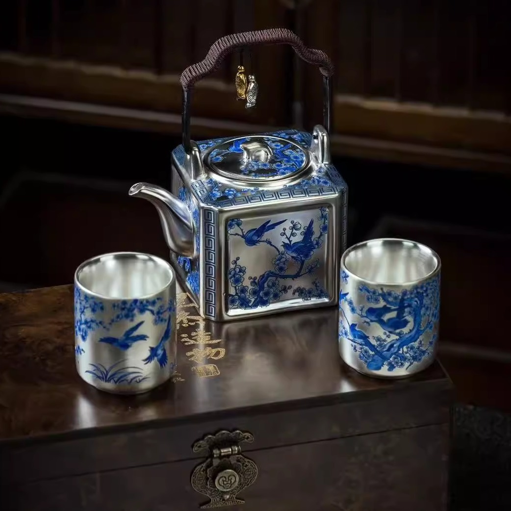 Bộ ấm chén bạc nguyên chất 999 mạ vàng, gồm 1 ấm và 2 chén, làm quà tặng doanh nghiệp, hộp quà tặng kèm cốc nước.