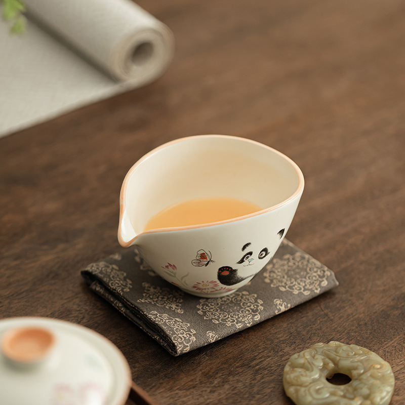 Màu vàng gạo Dingyao gấu trúc chơi bướm phẳng thuyền cốc công cộng gốm sứ Kung Fu bộ trà phụ kiện trà biển cốc chia trà cốc đồng nhất