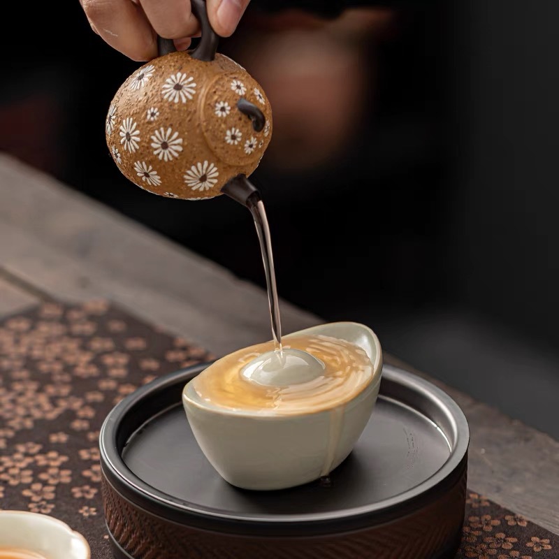 Đồ trang trí nắp thú cưng trà Yuanbao lò Ruyao màu vàng vàng, bộ ấm trà có thể nâng ly nứt băng, bàn trà, đồ trang trí nhỏ, phụ kiện trà đạo